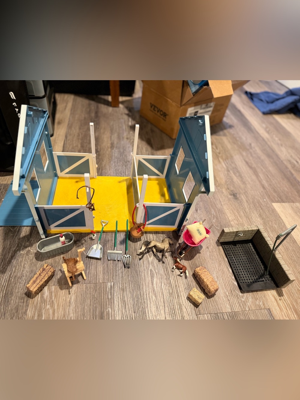 Breyer Blue and other Horse Stable Playset with wash rack Accessories
